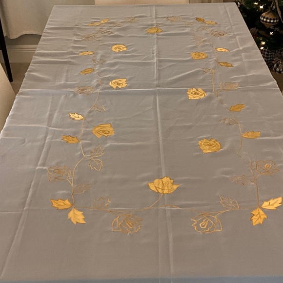 Elegant Gold-embroidered shear Tablecloth - Picture 2 of 3